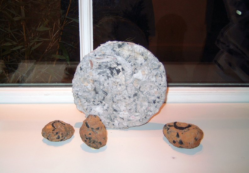 Disque et pierres, papier collé, 2005, 20 et 7 cm